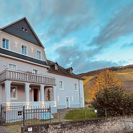 Gut Foersterlay - Exklusive Boutique Apartments Im Historischen Winzerhaus Direkt An Der Mosel Losnich Exterior photo